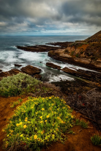 Vista panorámica del mar contra el cielo nublado