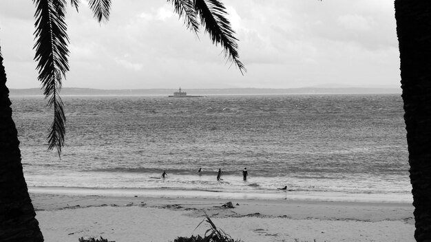 Vista panorámica del mar contra un cielo nublado