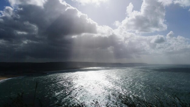 Foto vista panorámica del mar contra el cielo nublado