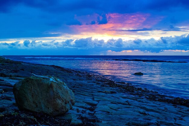 Vista panorámica del mar contra el cielo nublado.