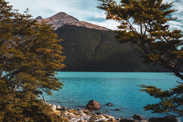 Foto vista panorámica del mar contra el cielo durante el otoño