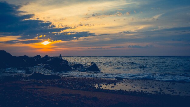 Vista panorámica del mar contra el cielo durante la puesta de sol