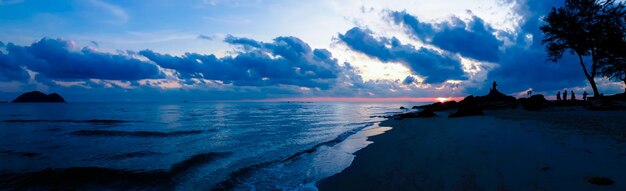 Vista panorámica del mar contra el cielo durante la puesta de sol