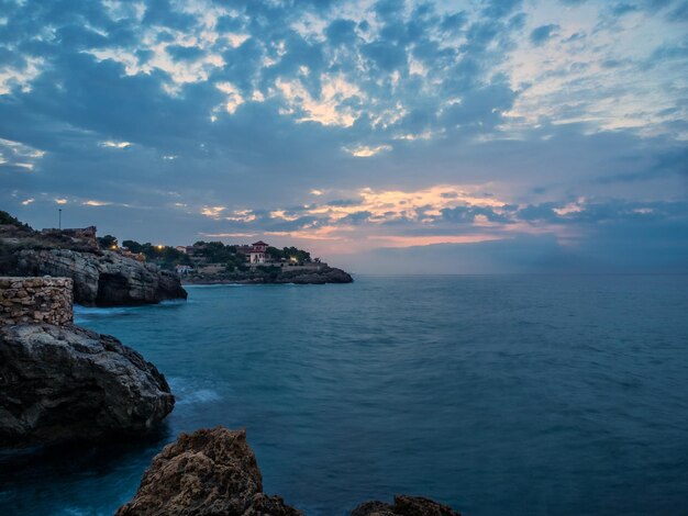 Vista panorámica del mar contra el cielo durante la puesta de sol