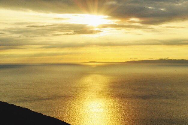 Foto vista panorámica del mar contra el cielo durante la puesta de sol