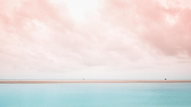 Vista panorámica del mar contra el cielo durante la puesta de sol