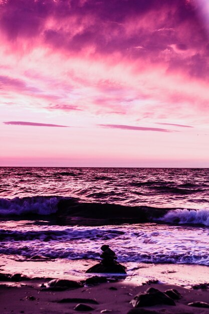 Vista panorámica del mar contra el cielo durante la puesta de sol