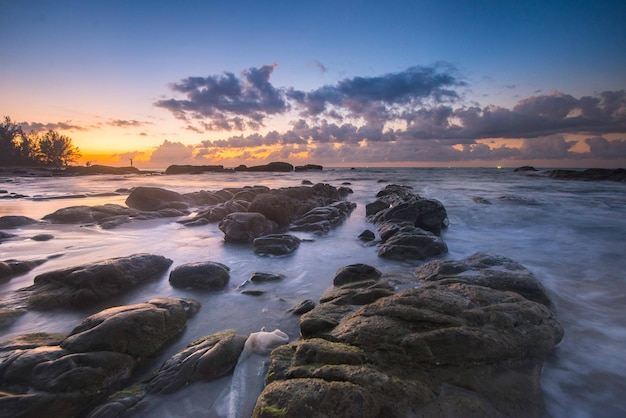 Vista panorámica del mar contra el cielo durante la puesta de sol