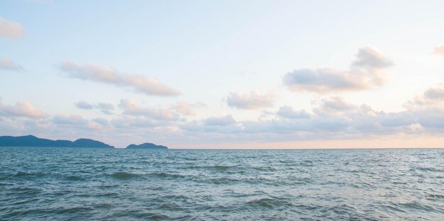 Foto vista panorámica del mar contra el cielo durante la puesta de sol