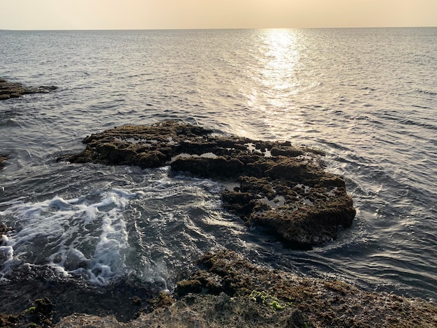 Vista panorámica del mar contra el cielo durante la puesta de sol