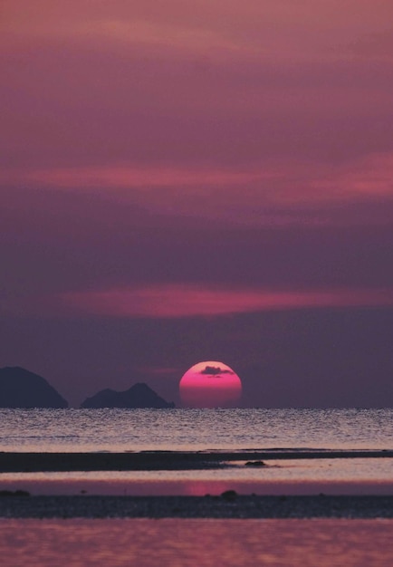 Vista panorámica del mar contra el cielo durante la puesta de sol
