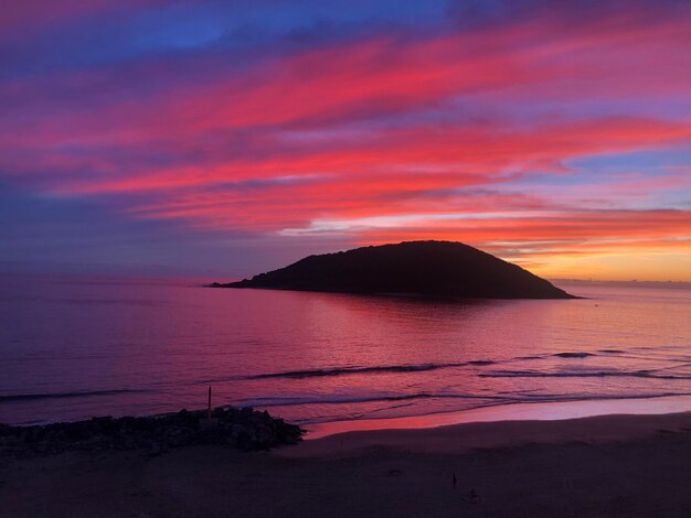 Vista panorámica del mar contra el cielo durante la puesta de sol