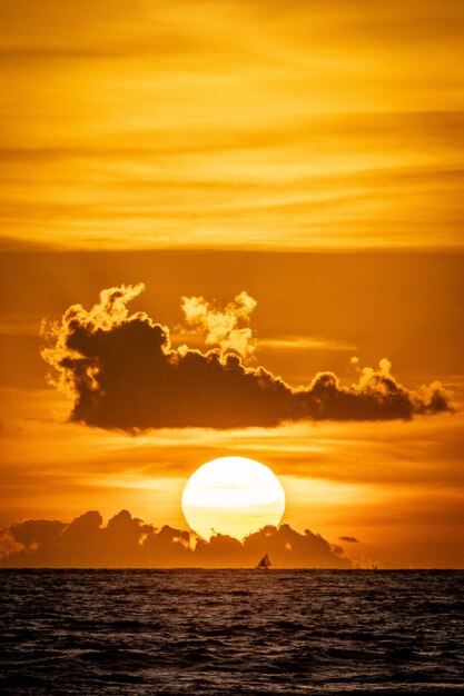 Vista panorámica del mar contra el cielo durante la puesta de sol