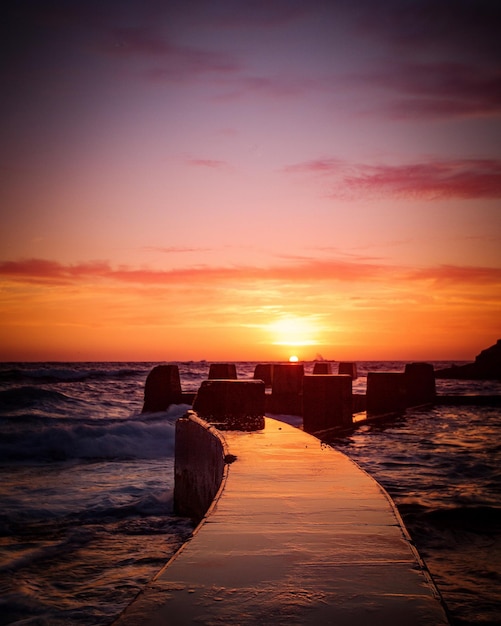 Vista panorámica del mar contra el cielo durante la puesta de sol