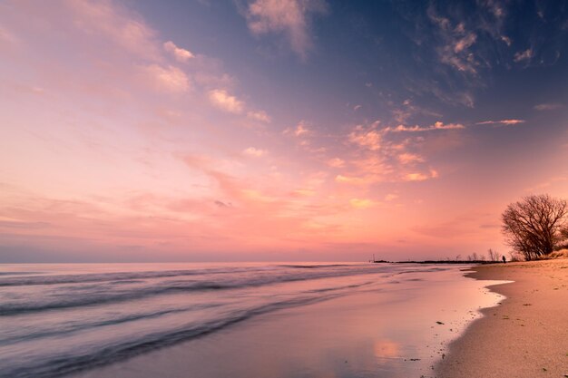 Vista panorámica del mar contra el cielo durante la puesta de sol