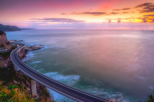 Vista panorámica del mar contra el cielo durante la puesta de sol