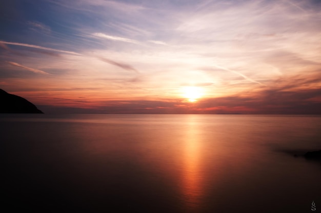 Vista panorámica del mar contra el cielo durante la puesta de sol