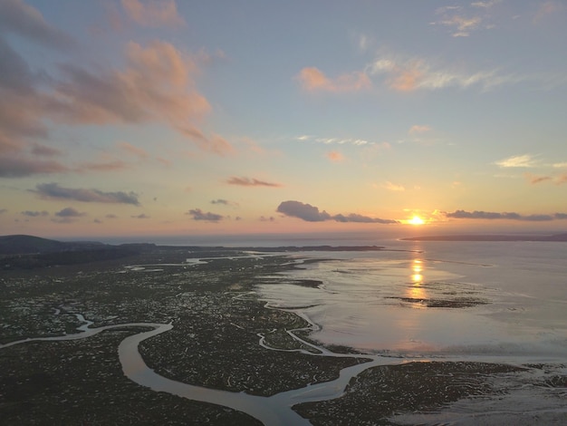 Vista panorámica del mar contra el cielo durante la puesta de sol