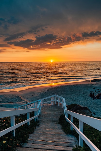 Vista panorámica del mar contra el cielo durante la puesta de sol