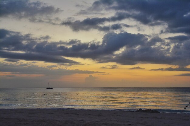 Vista panorámica del mar contra el cielo durante la puesta de sol