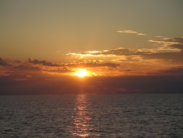 Foto vista panorámica del mar contra el cielo durante la puesta de sol