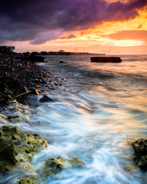 Vista panorámica del mar contra el cielo durante la puesta de sol