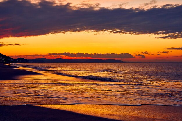 Vista panorámica del mar contra el cielo durante la puesta de sol