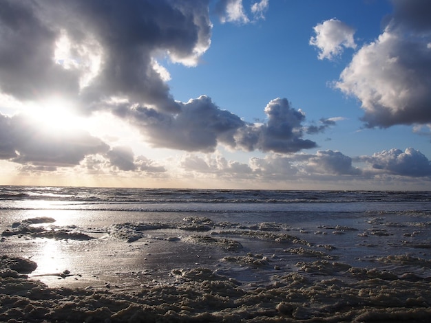 Vista panorámica del mar contra el cielo durante la puesta de sol