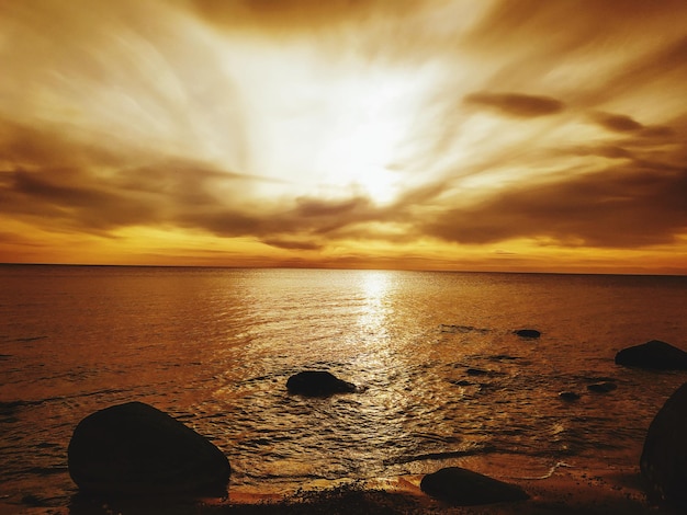 Foto vista panorámica del mar contra el cielo durante la puesta de sol