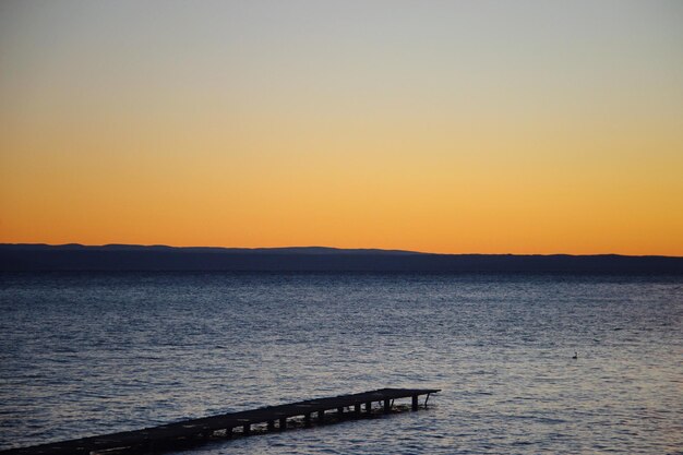 Vista panorámica del mar contra el cielo durante la puesta de sol