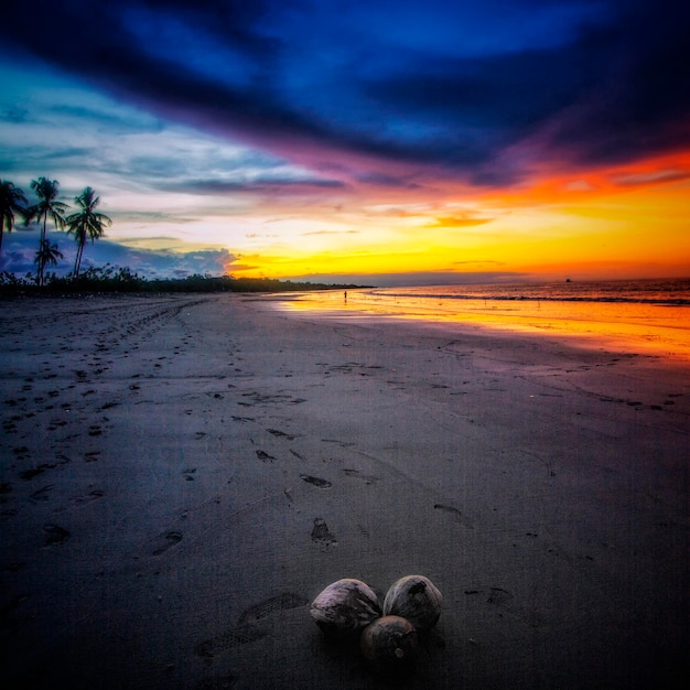 Vista panorámica del mar contra el cielo durante la puesta de sol