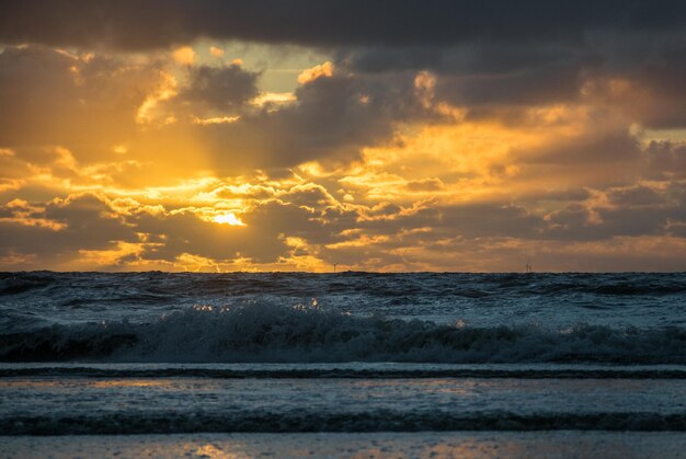 Foto vista panorámica del mar contra el cielo durante la puesta de sol