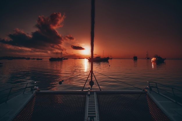 Vista panorámica del mar contra el cielo durante la puesta de sol