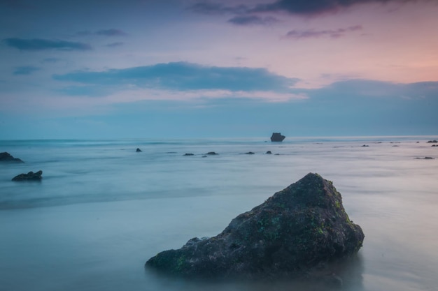 Vista panorámica del mar contra el cielo durante la puesta de sol