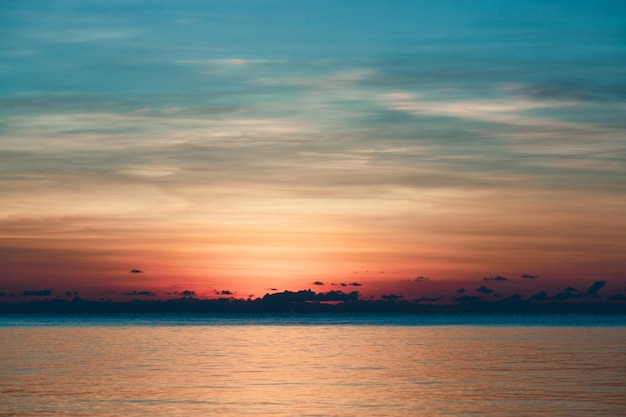 Vista panorámica del mar contra el cielo durante la puesta de sol