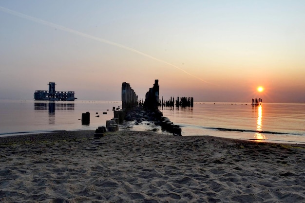 Vista panorámica del mar contra el cielo durante la puesta de sol