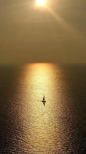 Vista panorámica del mar contra el cielo durante la puesta de sol