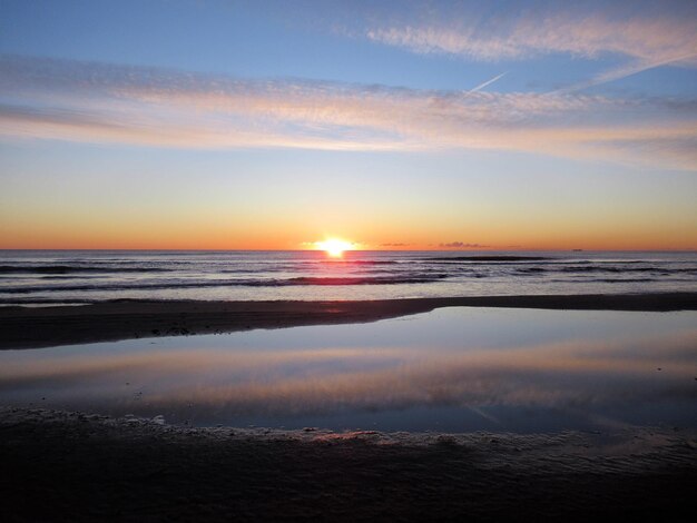 Vista panorámica del mar contra el cielo durante la puesta de sol