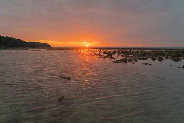 Vista panorámica del mar contra el cielo durante la puesta de sol