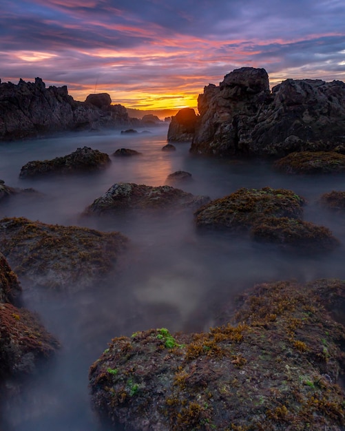 Vista panorámica del mar contra el cielo durante la puesta de sol