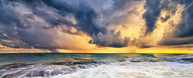 Vista panorámica del mar contra el cielo durante la puesta de sol