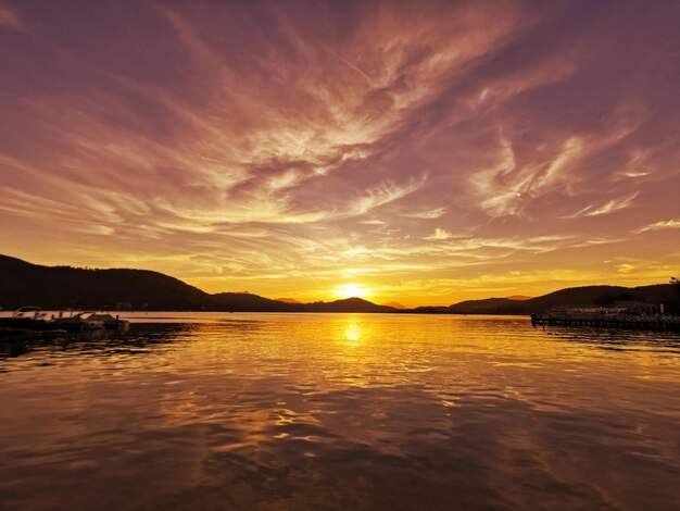 Vista panorámica del mar contra el cielo durante la puesta de sol