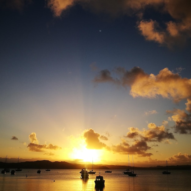 Foto vista panorámica del mar contra el cielo durante la puesta de sol