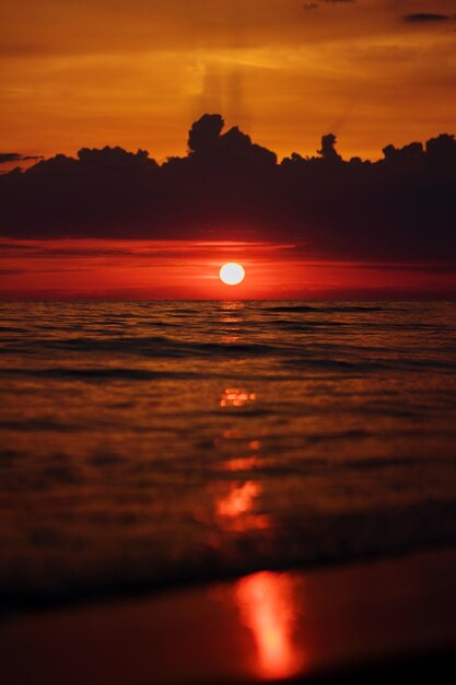 Vista panorámica del mar contra el cielo durante la puesta de sol