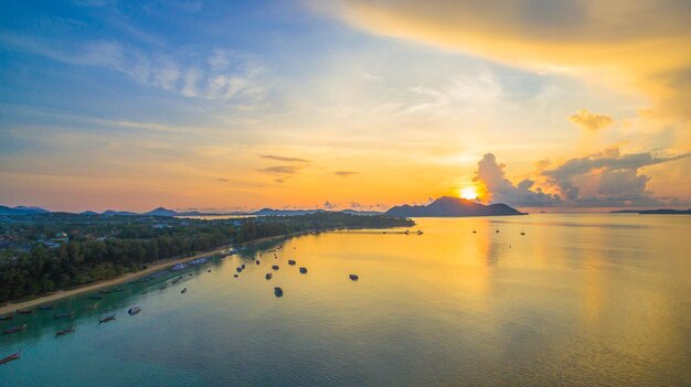 Foto vista panorámica del mar contra el cielo durante la puesta de sol