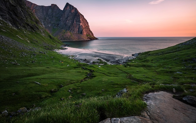 Vista panorámica del mar contra el cielo durante la puesta de sol