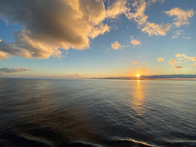 Foto vista panorámica del mar contra el cielo durante la puesta de sol