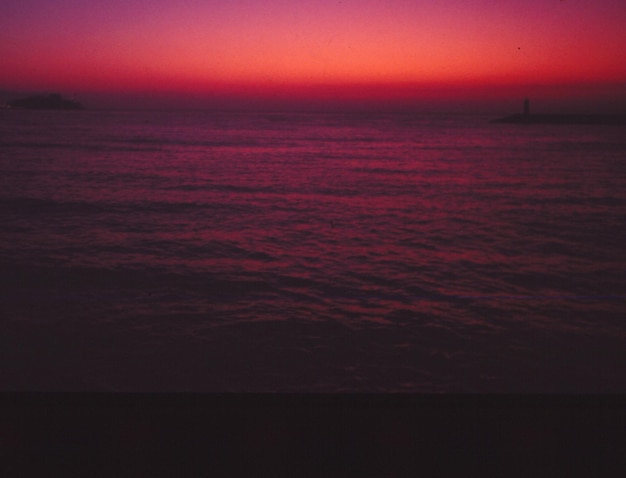Vista panorámica del mar contra el cielo durante la puesta de sol