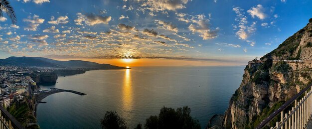 Foto vista panorámica del mar contra el cielo durante la puesta de sol