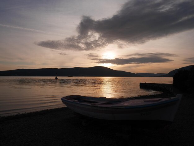 Vista panorámica del mar contra el cielo durante la puesta de sol